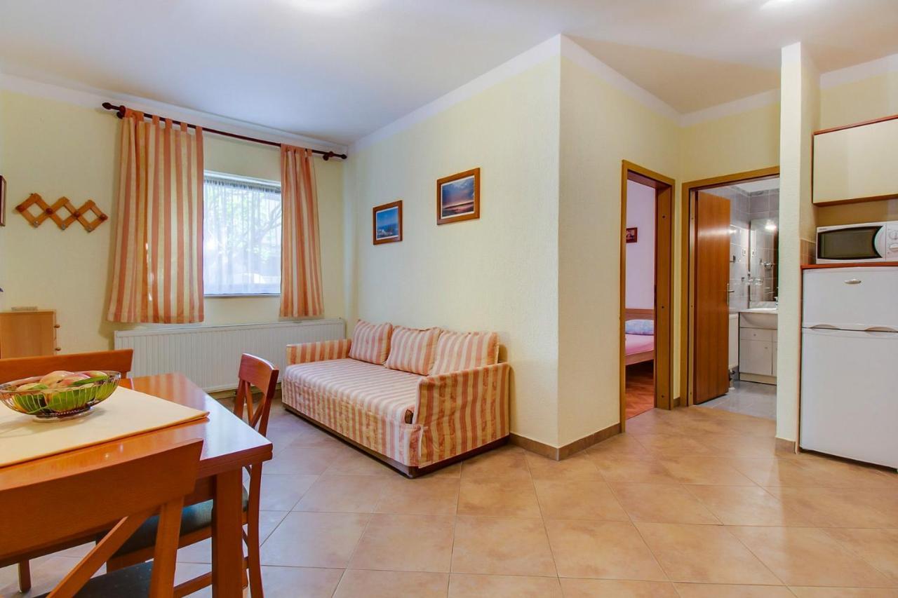 Apartments With A Parking Space Mali Losinj Exterior photo