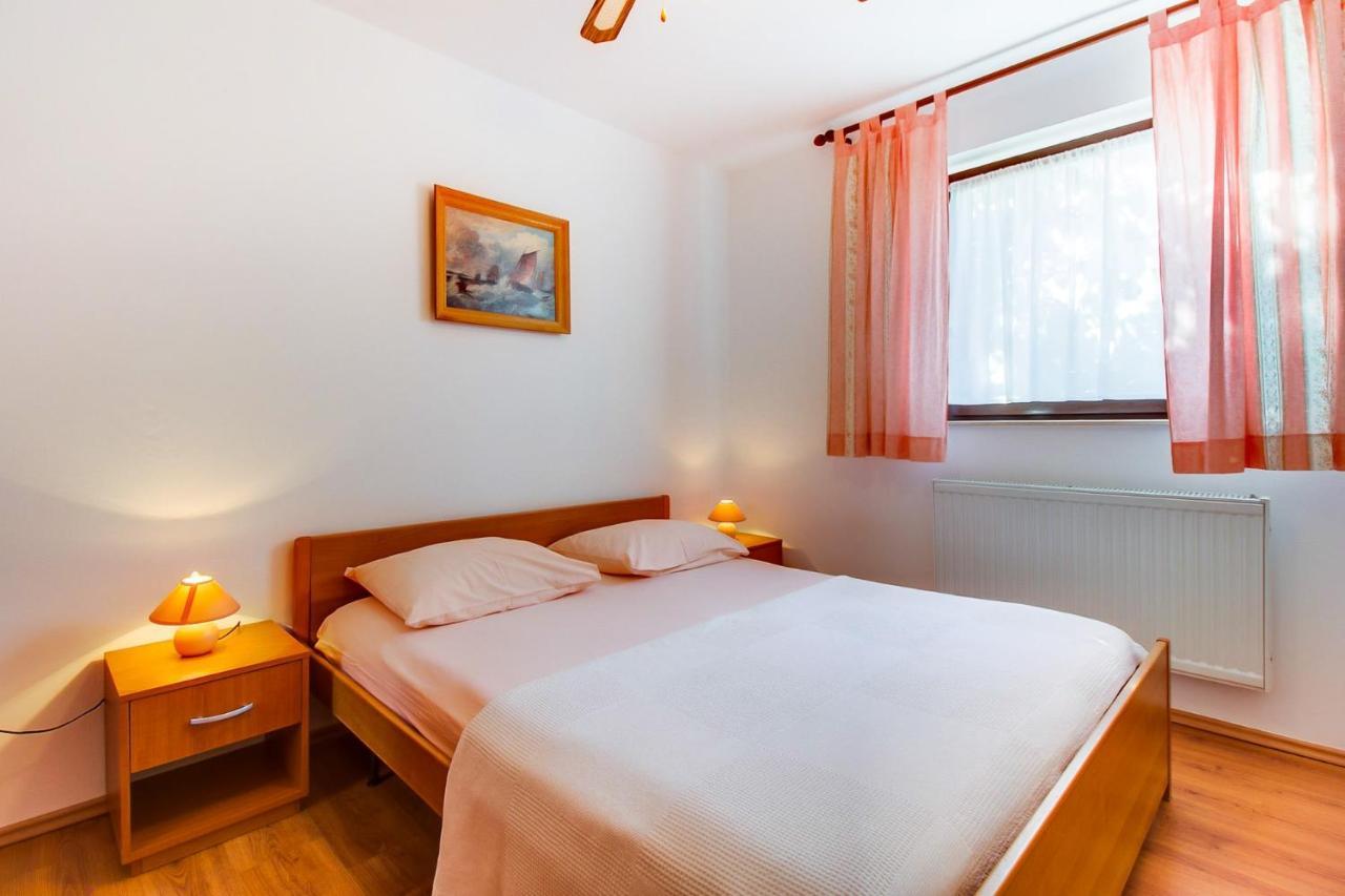 Apartments With A Parking Space Mali Losinj Exterior photo